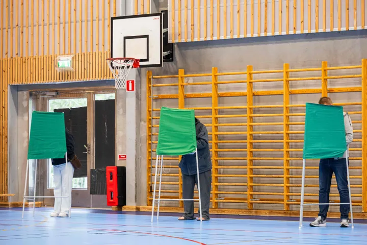 Swedes vote in tight election that could bring far-right into government
