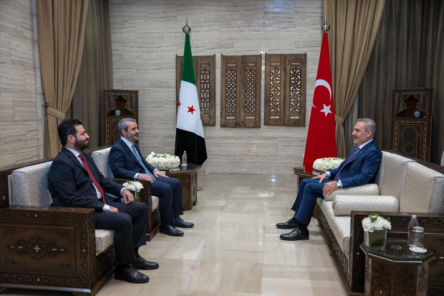 فيدان يعقد اجتماعاً ثلاثياً مع وزيري الخارجية والداخلية السوريين في دمشق