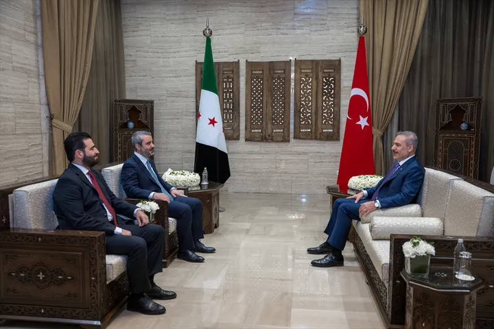 فيدان يعقد اجتماعاً ثلاثياً مع وزيري الخارجية والداخلية السوريين في دمشق