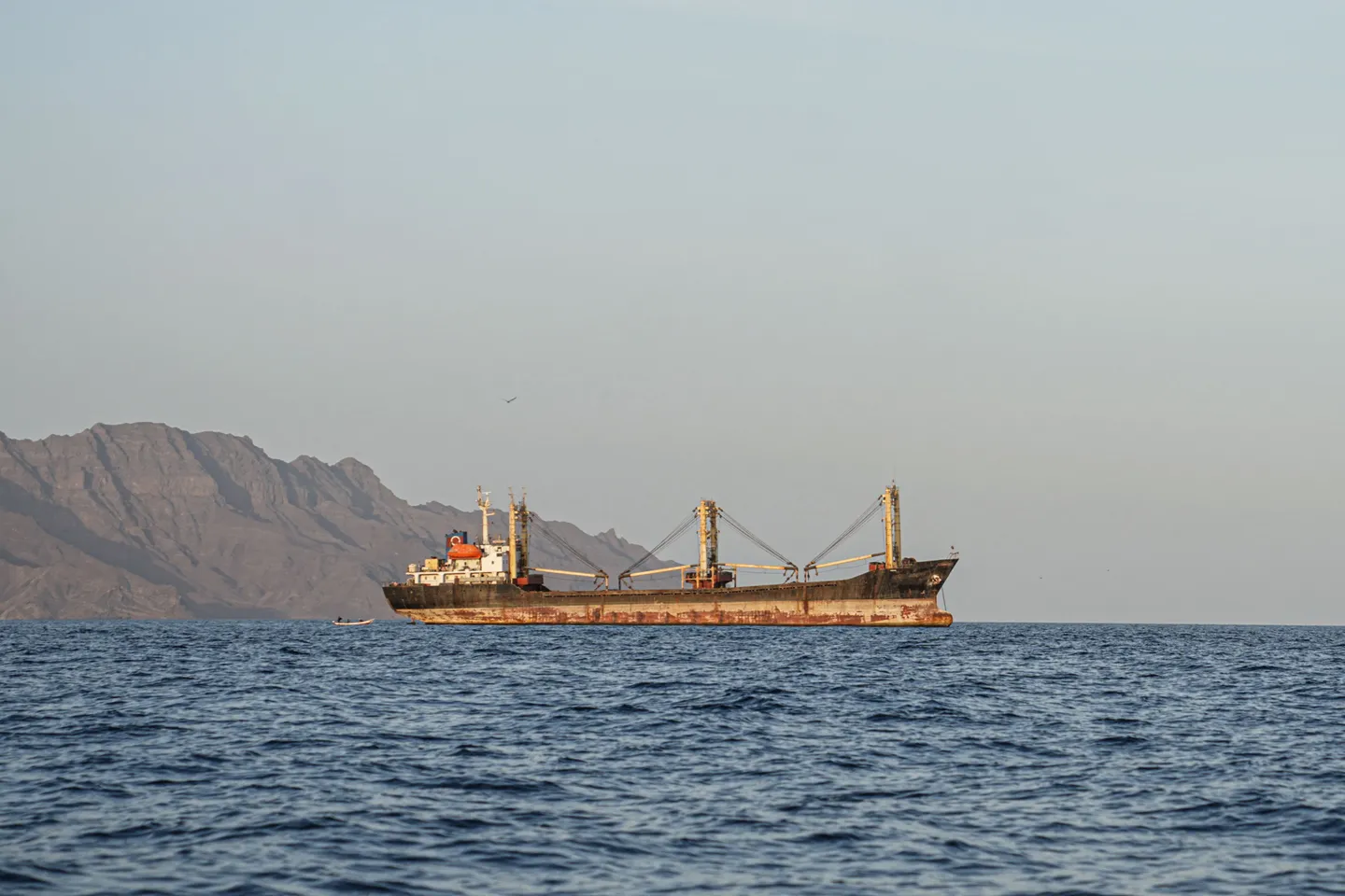 Arabia Saudí afirma que estrecho de Bab Al-Mandeb quedó libre de hutíes, tras ataque letal en Riad