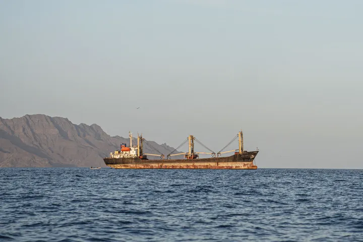 Arabia Saudí afirma que estrecho de Bab Al-Mandeb quedó libre de hutíes, tras ataque letal en Riad