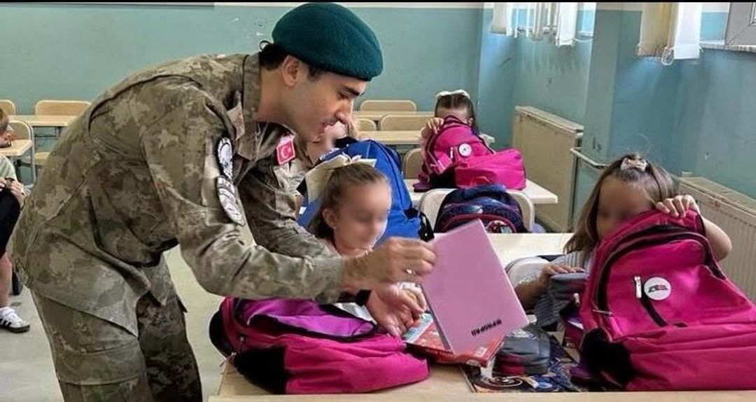 KFOR i turk dhuron çanta shkollore për nxënës në disa komuna të Kosovës