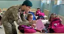 KFOR-i turk dhuron çanta shkollore për nxënës në disa komuna të Kosovës