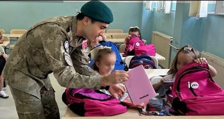 KFOR-i turk dhuron çanta shkollore për nxënës në disa komuna të Kosovës