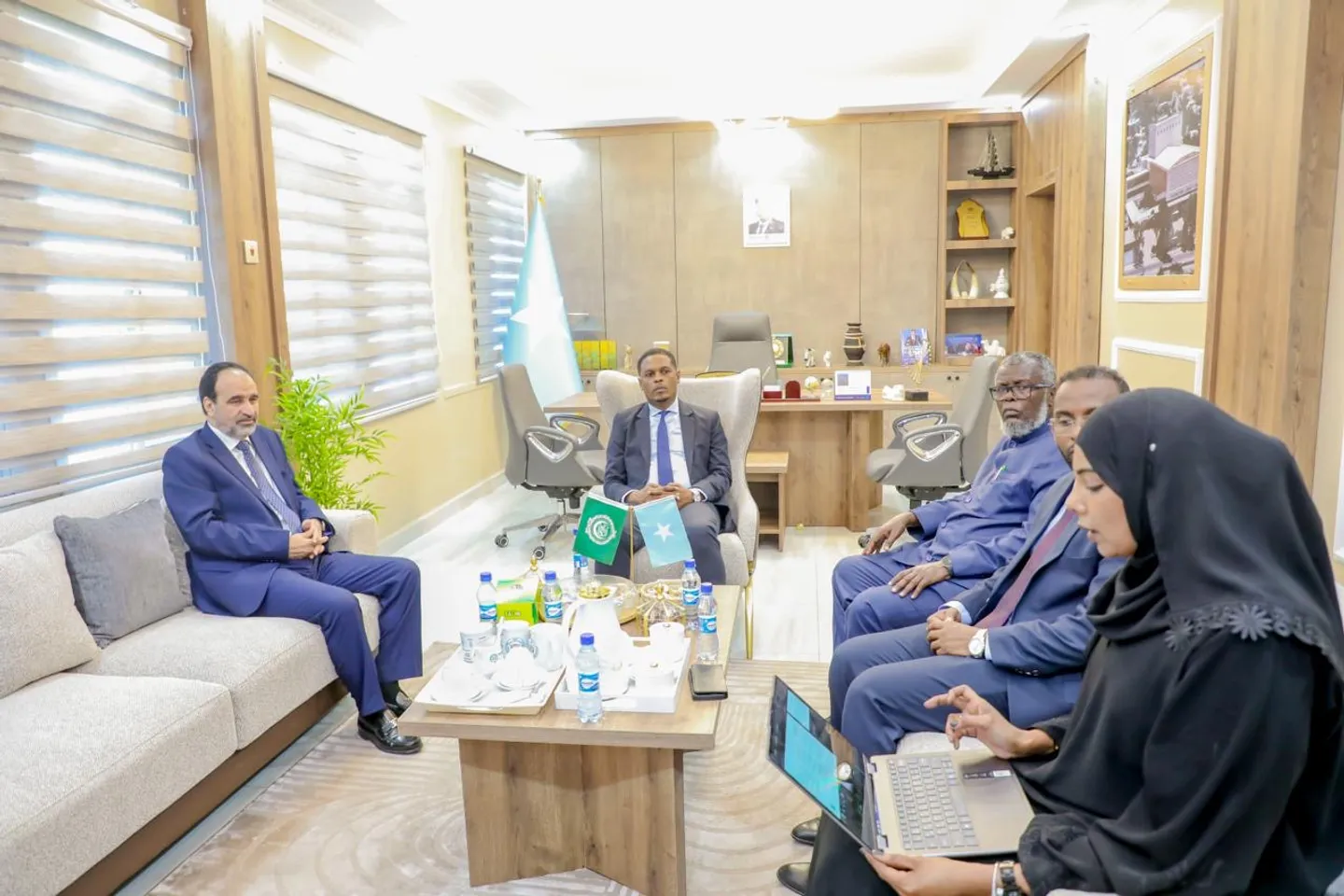 Wasiirka Warfaafinta oo Qaabilay Safiirka Jaamacadda Carabta ee Soomaaliya