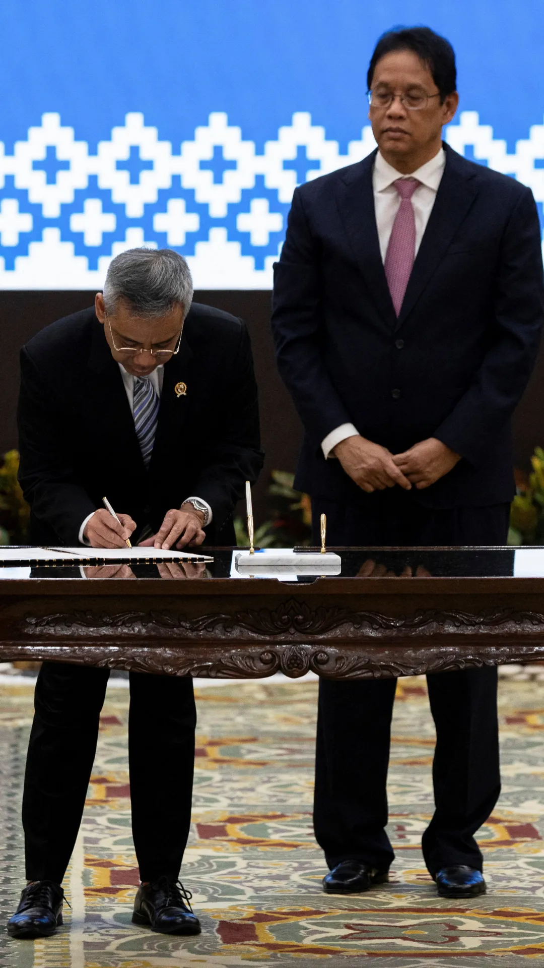 Serah terima jabatan Menkeu dari Purbaya ke Suahasil Nazara