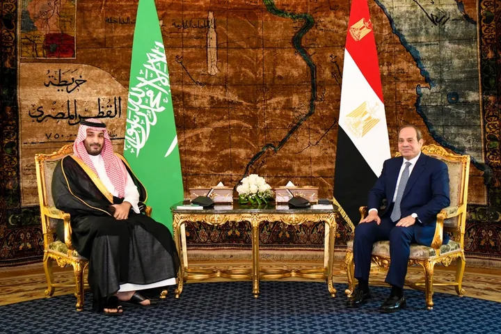د سعودي وليعهد محمد بن سلمان په قاهره کې د السیسي سره په لیدنه کې د سیمې د امنیت په اړه خبرې وکړې