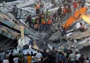 غزة.. استشهاد 11 فلسطينياً وإصابة 25 بانهيار بناية تؤوي نازحين