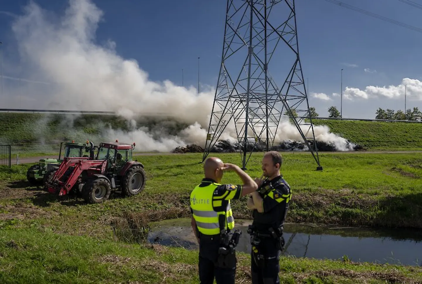 Na verstoringen op het spoor doen zich op Prinsjesdag nu ook branden voor langs snelwegen