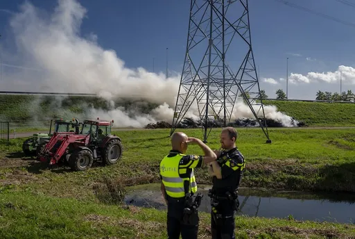 Na verstoringen op het spoor doen zich op Prinsjesdag nu ook branden voor langs snelwegen