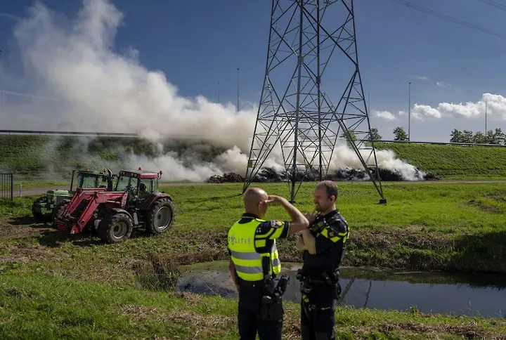 Na verstoringen op het spoor doen zich op Prinsjesdag nu ook branden voor langs snelwegen