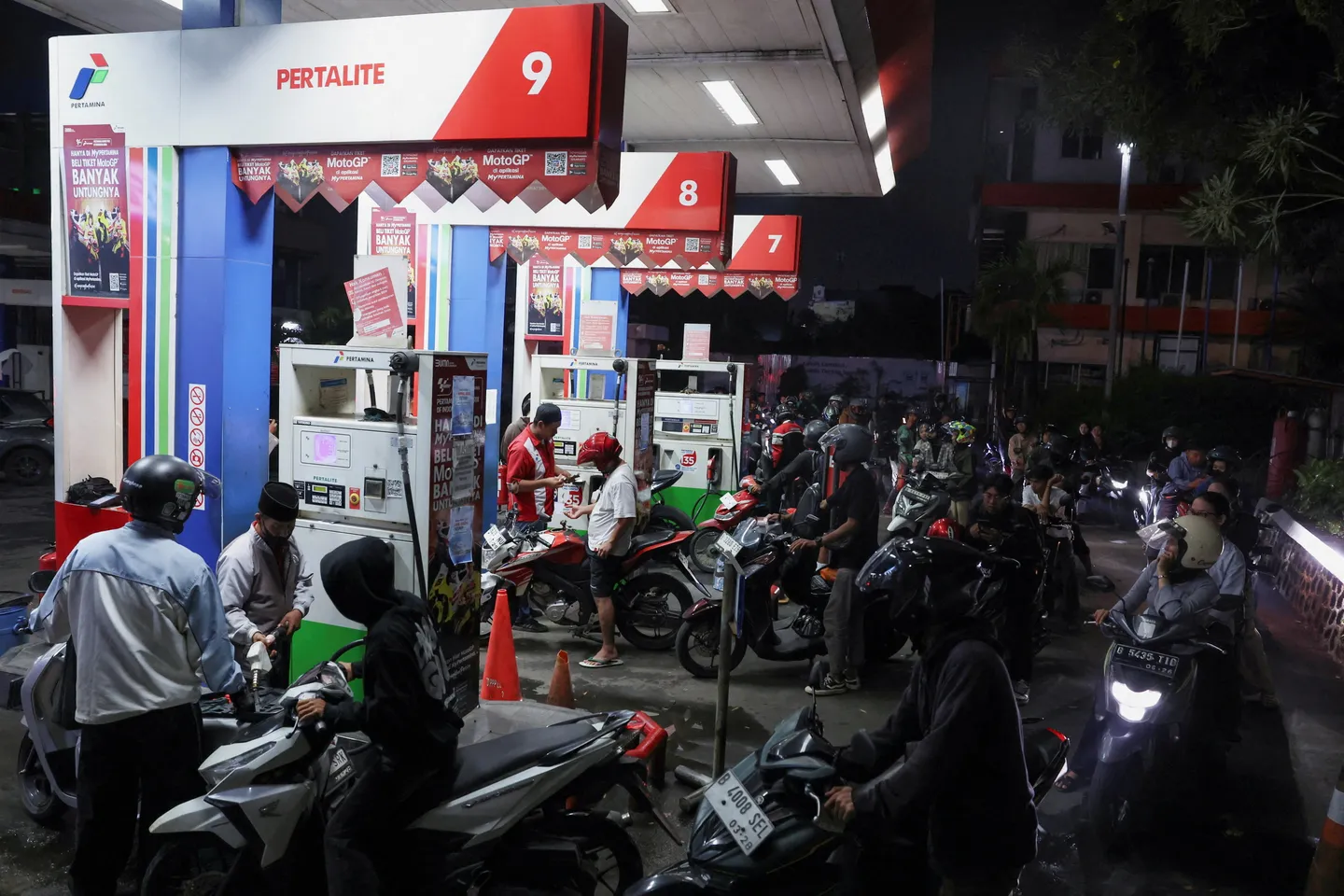 Antrean BBM capai 1 kilometer di Makassar, Pertamina tambah pasokan dan layanan SPBU