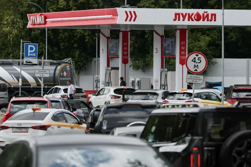 В Ленинградской области России ограничивают продажу топлива на фоне дефицита