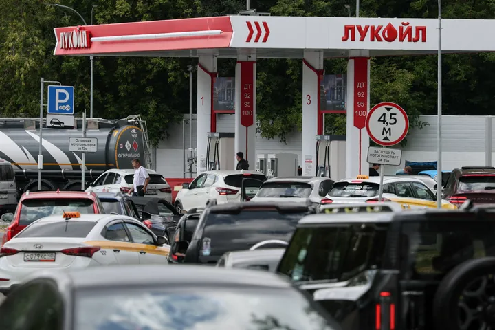 В Ленинградской области России ограничивают продажу топлива на фоне дефицита