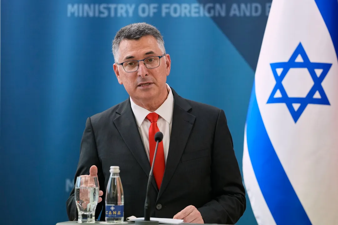 לפיד דורש להקפיא את 12 מינויי השגרירים שמתכנן סער