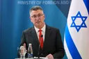 לפיד דורש להקפיא את 12 מינויי השגרירים שמתכנן סער