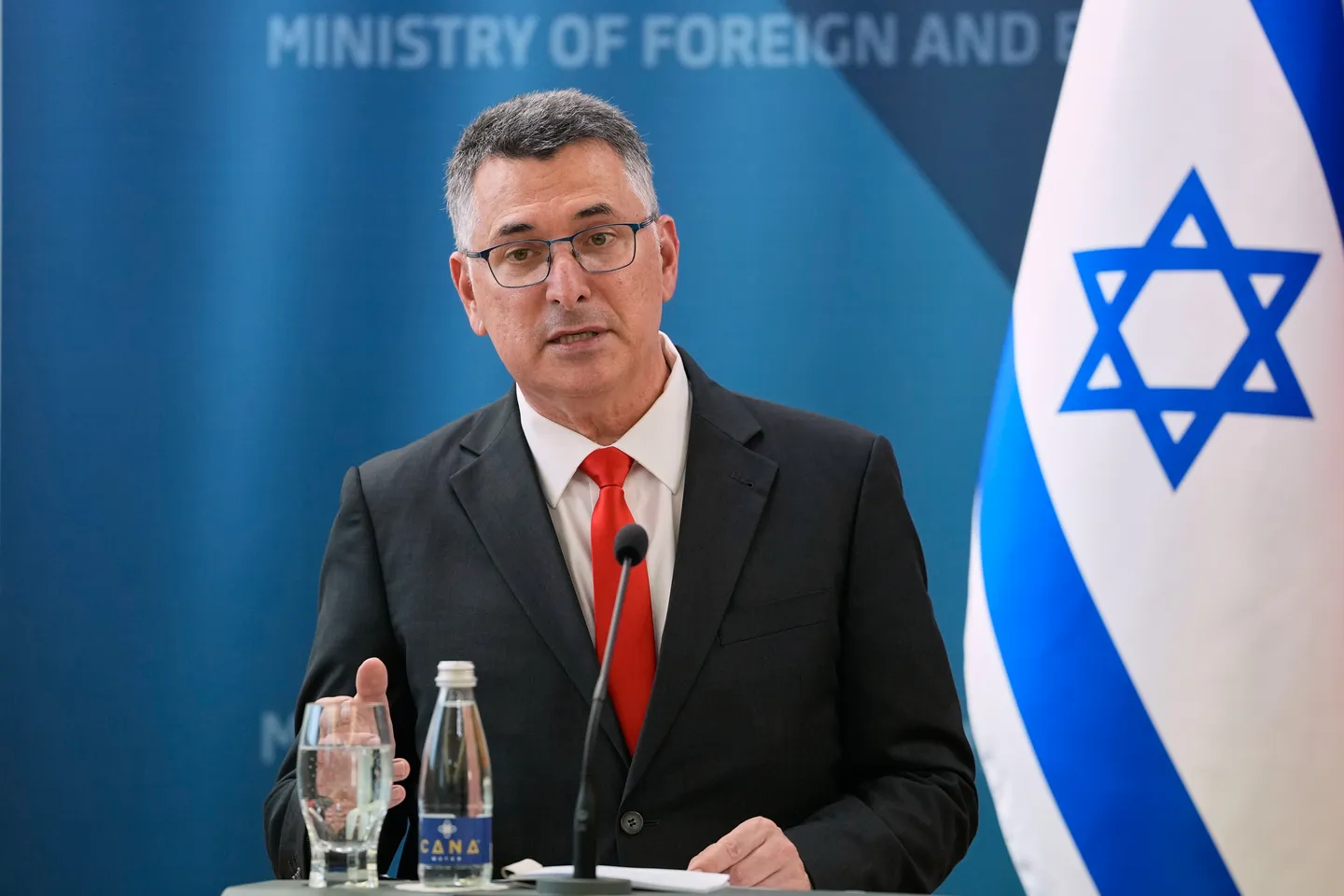 לפיד דורש להקפיא את 12 מינויי השגרירים שמתכנן סער