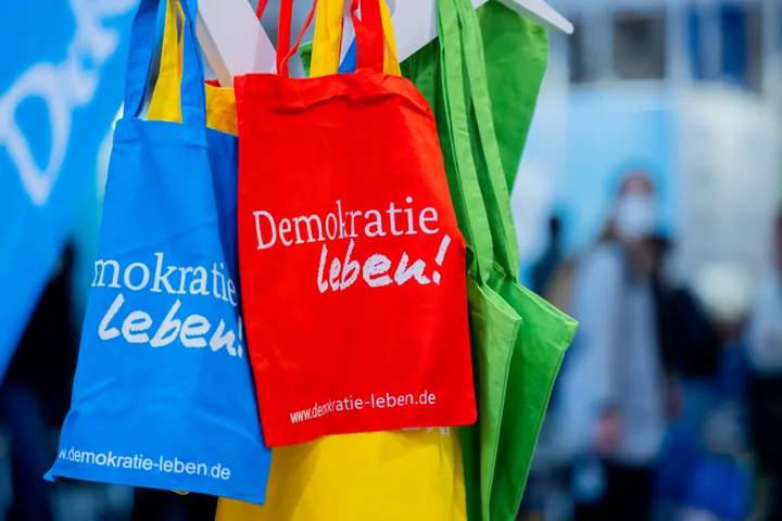 Umfrage: Mehrheit der Deutschen blickt mit Sorge auf Zukunft der Demokratie