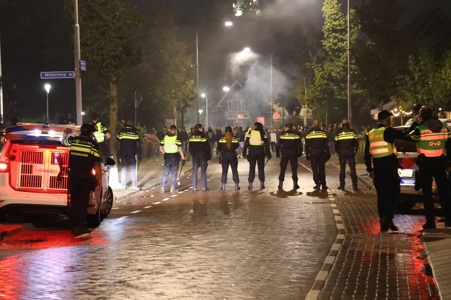 Meerdere arrestaties tijdens protest tegen asielzoekerscentrum nadat politie werd bekogeld