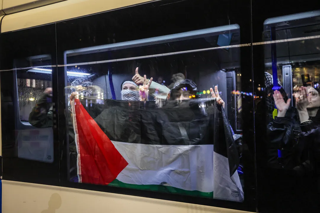 Confrontaties met pro-Palestijnse demonstranten tijdens demonstratie voor Israël in Amsterdam