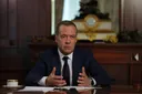 Медведев призвал ответить на «адские санкции» США языком военной силы