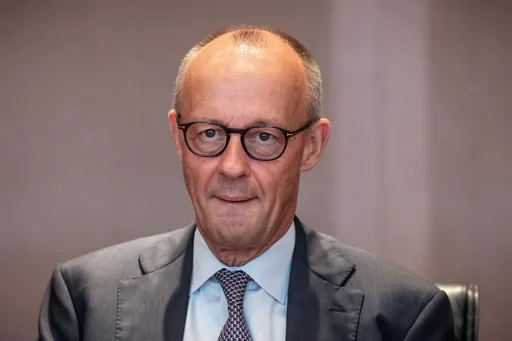 Merz am Ende? Warum der Kanzler trotz sinkender Beliebtheit im Amt bleiben dürfte