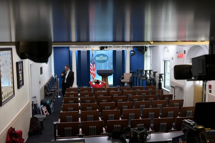 Ação judicial da CNN, do Politico e do MS NOW: a proibição da Casa Branca vai a tribunal