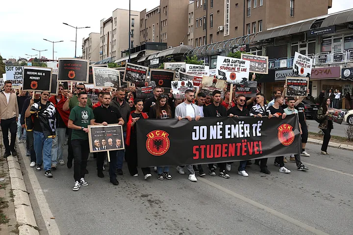 Kosovë, studentët marshojnë kundër dënimit të ish-krerëve të UÇK-së nga Gjykata Speciale