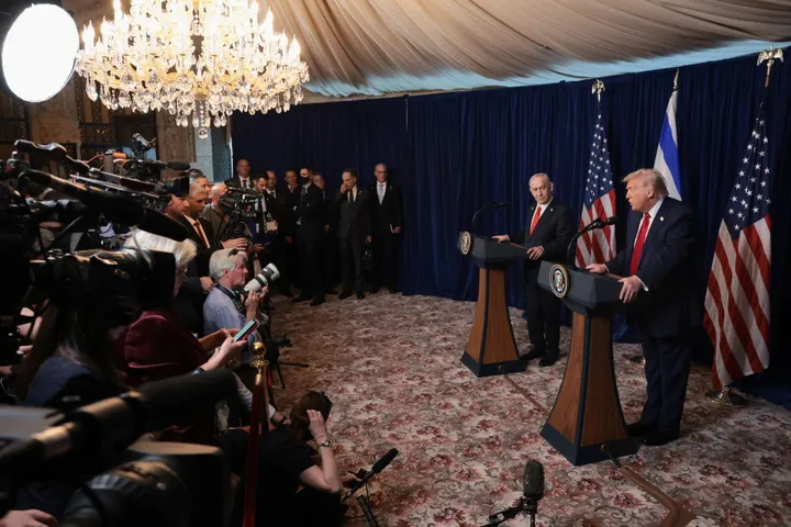 Exclus de la Maison Blanche par Trump, trois médias américains saisissent la justice