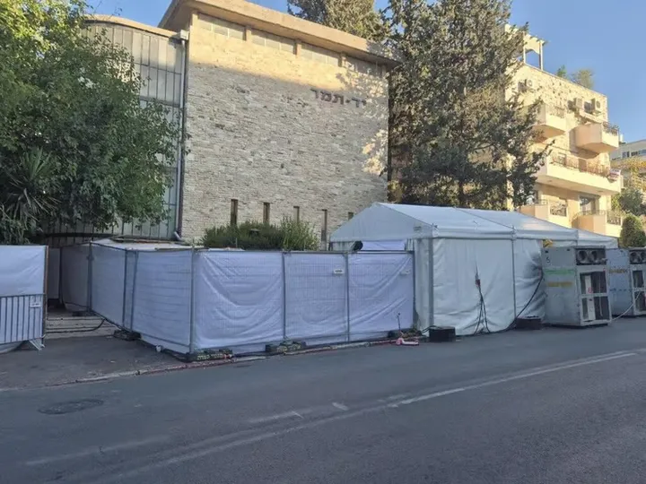 "מנהרה סודית" הוקמה מבית נתניהו לבית הכנסת – אך הוא לא הלך לתפילה