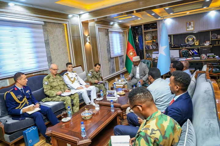 Wasiirka Gaashaandhigga Fiqi oo Qaabilay Taliyaha TURKSOM iyo Wafdi Milatari oo Turki ah