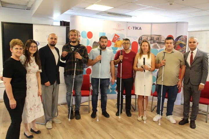 TİKA oferă bastoane inteligente persoanelor cu deficiențe de vedere din România