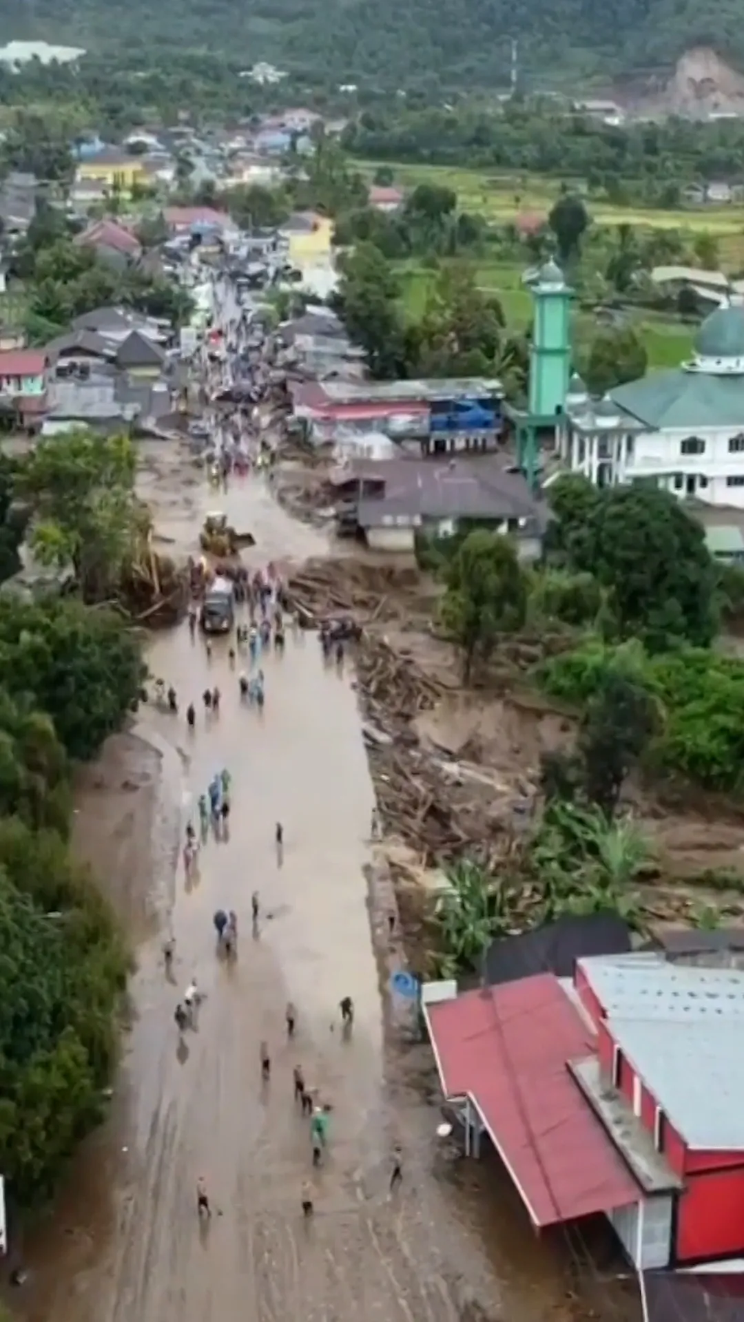 Hujan lebat picu banjir bandang di Solok, satu warga hilang dan infrastruktur rusak