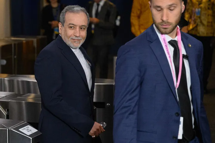 مىنىستىر ئاراقچى ياۋروپالىق مەنسەپداشلىرىنى «قوش ئۆلچەم» قوللىنىش بىلەن ئەيىبلىدى