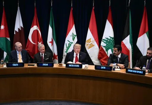 Trump revela diálogos “muy buenos” entre EE.UU. e Irán durante reunión con líderes de Oriente Medio