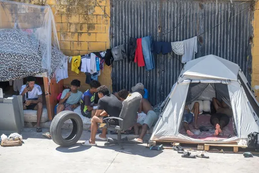 Höllentrip: Schutzsuchender aus Ceuta klammert sich unter Bus