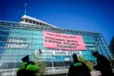 Kletter-Protest von Aktivisten an CDU-Zentrale in Berlin
