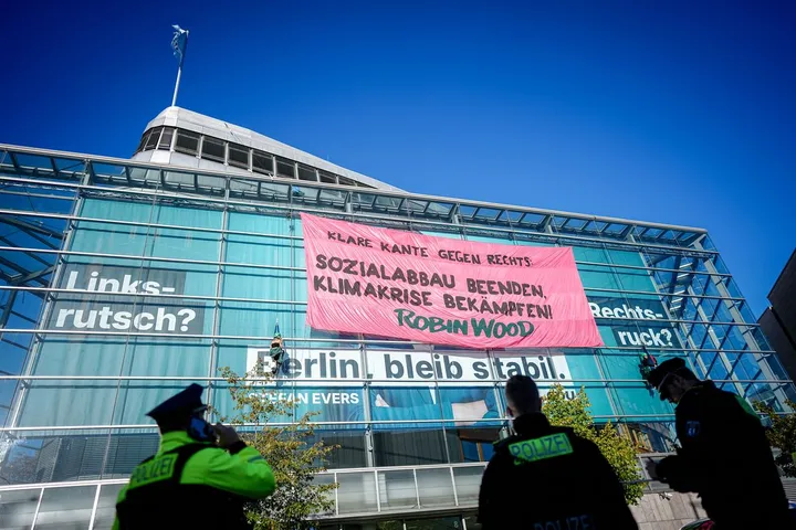 Kletter-Protest von Aktivisten an CDU-Zentrale in Berlin