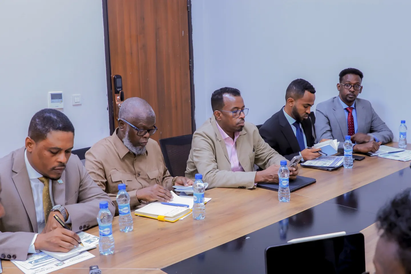 Wasiirka Warfaafinta oo la Kulmay Guddiga Warfaafinta ee Golaha Shacabka