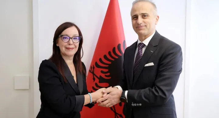 Ambasadori turk në Tiranë takon ministren Spahiu, në fokus forcimi i bashkëpunimit në shëndetësi