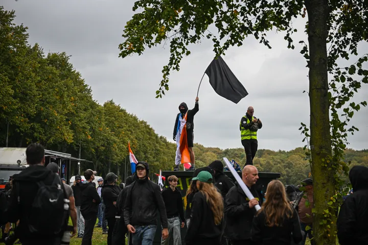 Veiligheidsdiensten waarschuwen voor de normalisering van extreemrechtse ideologieën