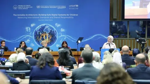 Zonja e parë e Türkiyes thekson çështjet që shqetësojnë njerëzimin gjatë angazhimeve në Nju Jork