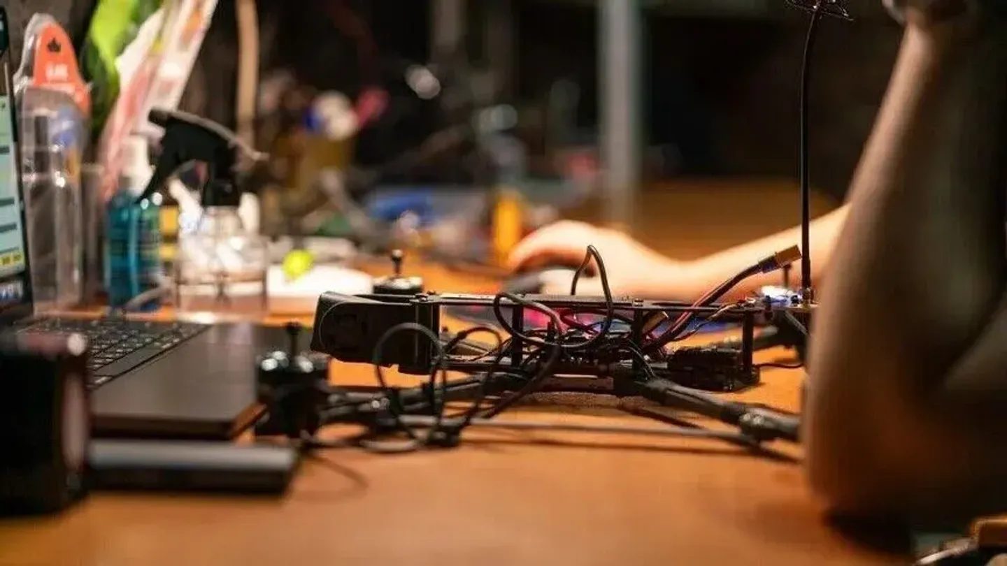 Holanda do të investojë në armë lazer për t'iu kundërvënë droneve