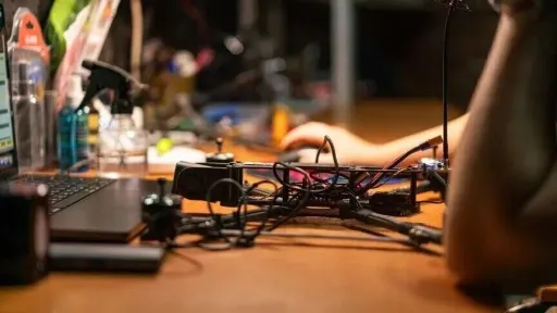 Holanda do të investojë në armë lazer për t'iu kundërvënë droneve