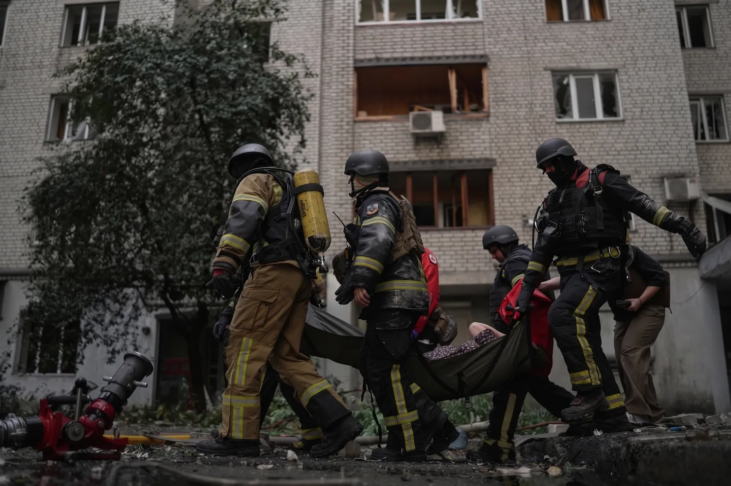 В результате попадания российского дрона в многоэтажку в Киеве погиб 14-летний мальчик