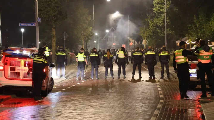 Politie grijpt in bij protest tegen azc, meerdere arrestaties na opnieuw vuurwerk op politie