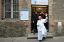 Le pape, devant des exilés à Paris, plaide pour "vivre ensemble dans la dignité et la paix"