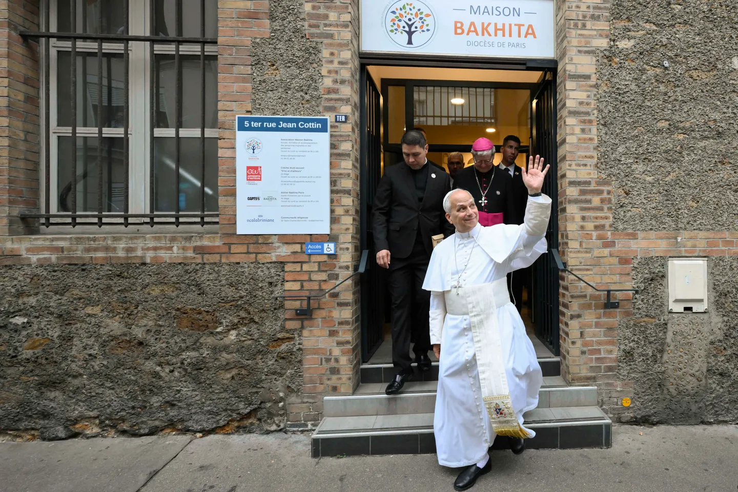 Le pape, devant des exilés à Paris, plaide pour "vivre ensemble dans la dignité et la paix"