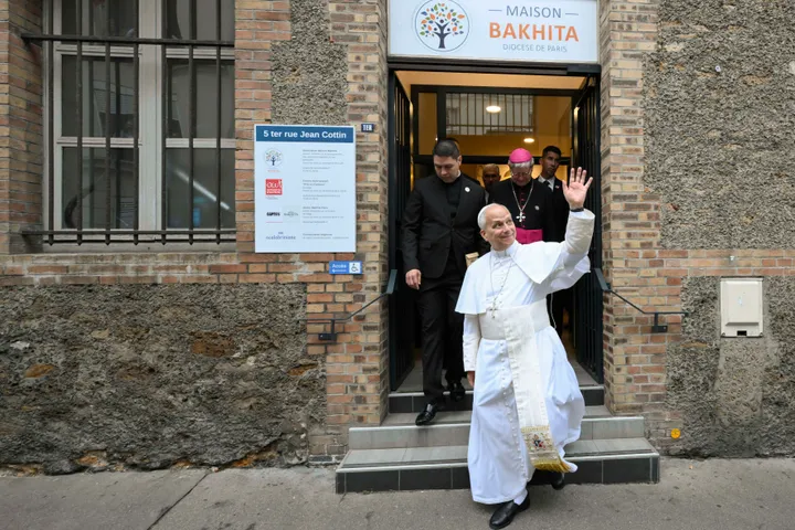 Le pape, devant des exilés à Paris, plaide pour "vivre ensemble dans la dignité et la paix"