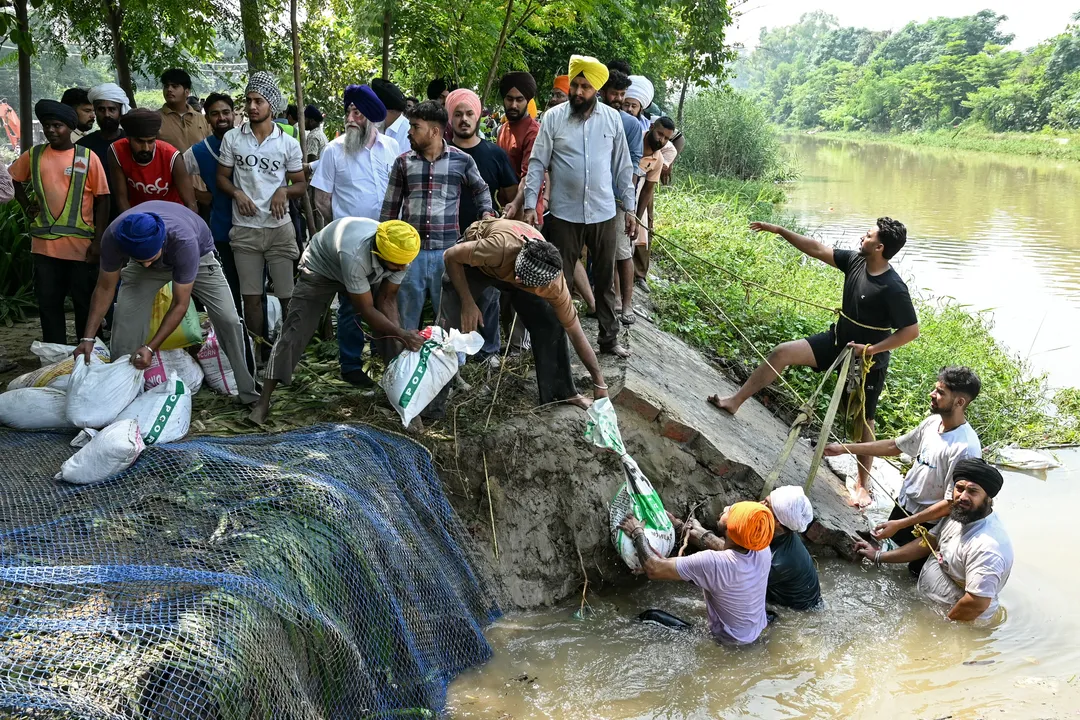 Scores dead after heavy rains batter India's Uttar Pradesh province